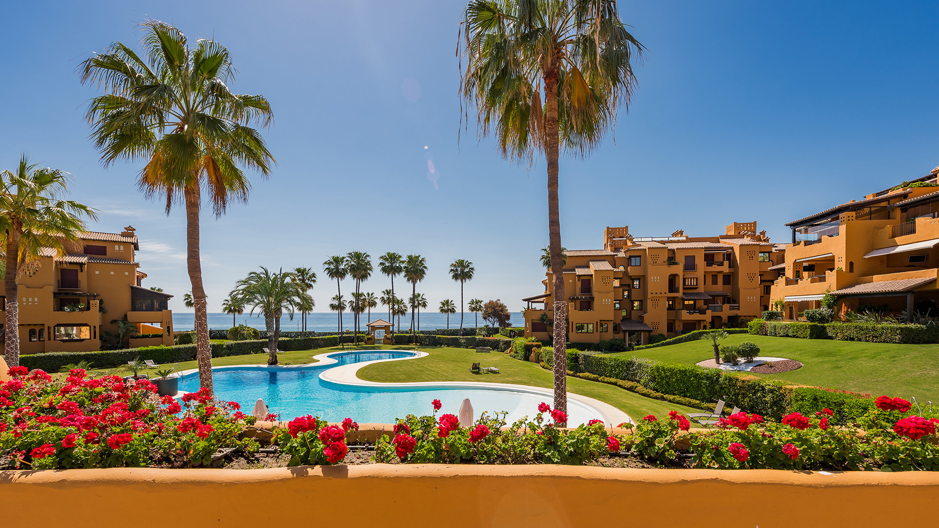 Luxury apartment with direct access to the sea.