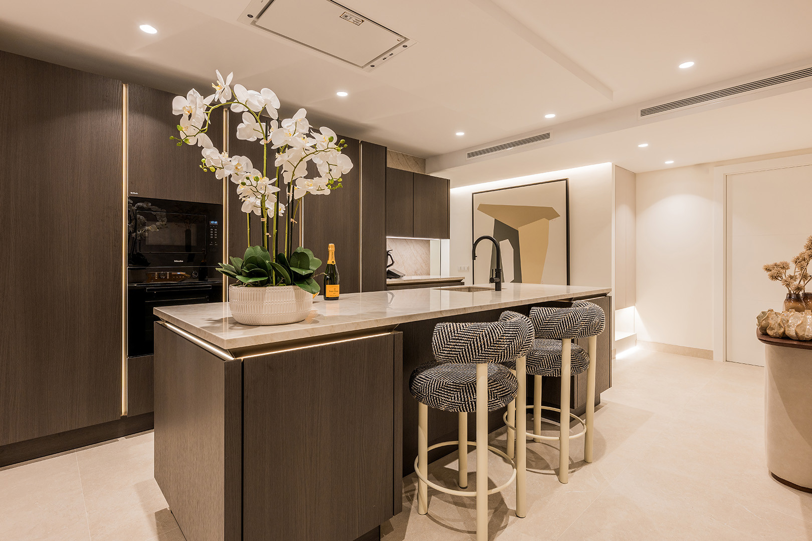 Luxury apartment with direct access to the sea.