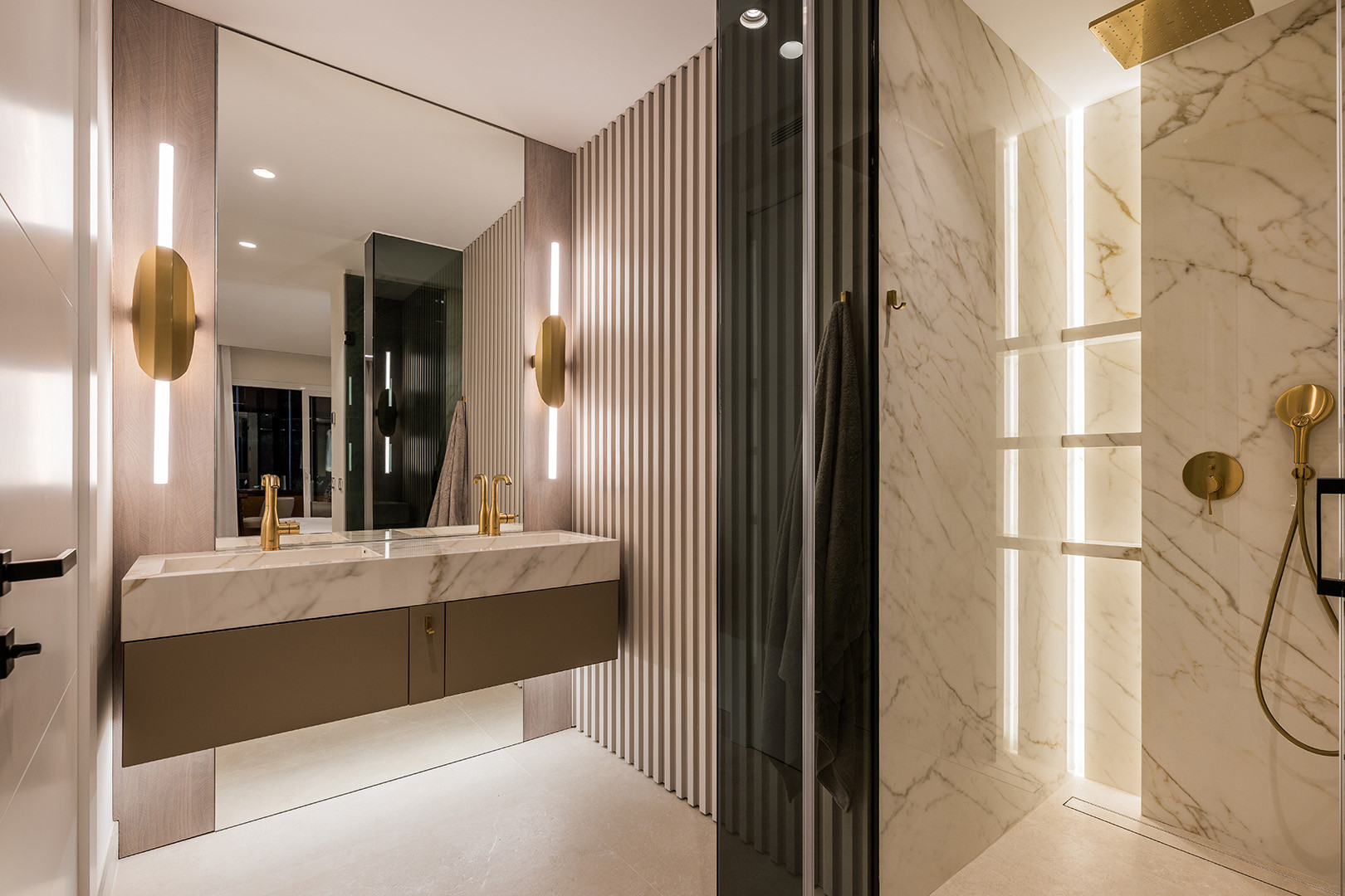 Luxury apartment with direct access to the sea.