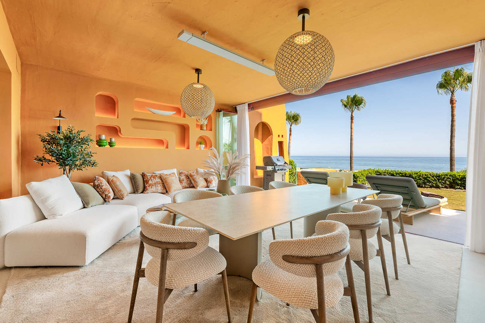 Luxury apartment with direct access to the sea.