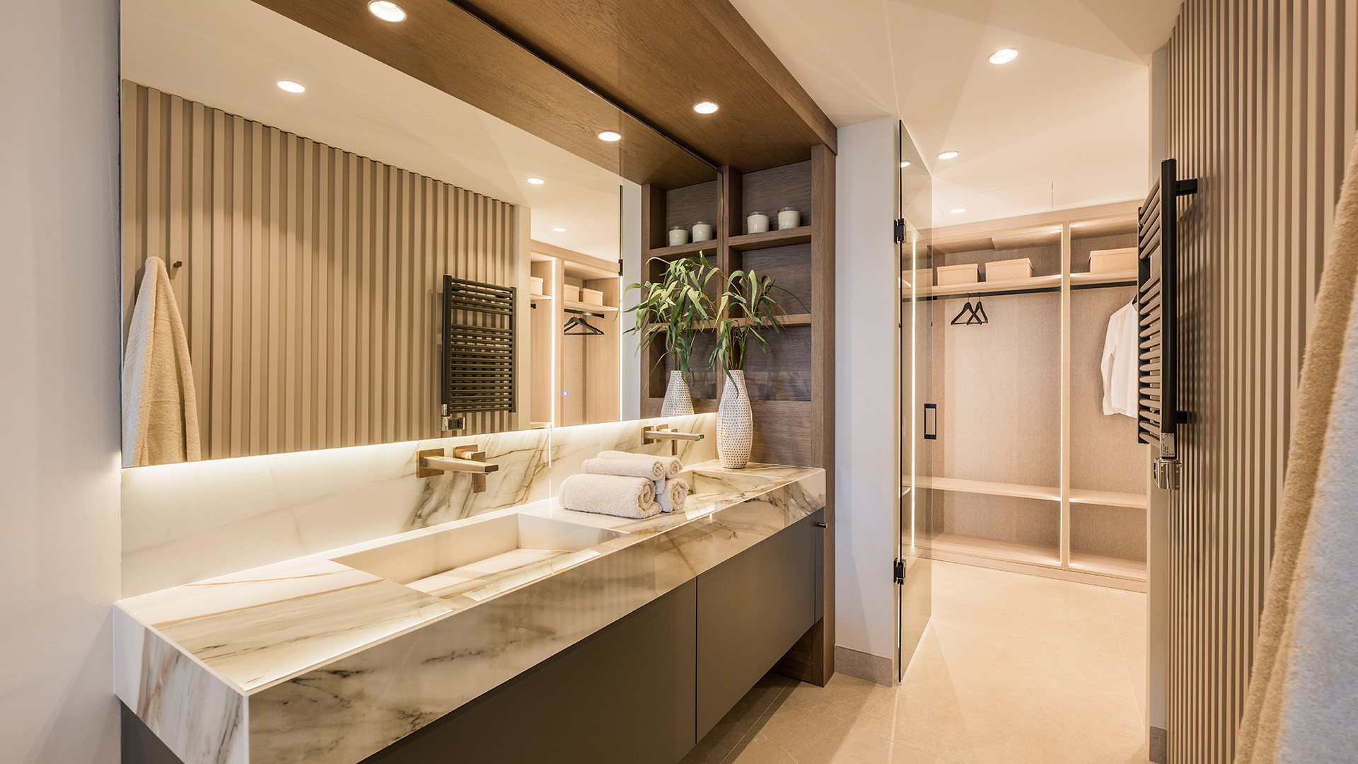 Luxury apartment with direct access to the sea.