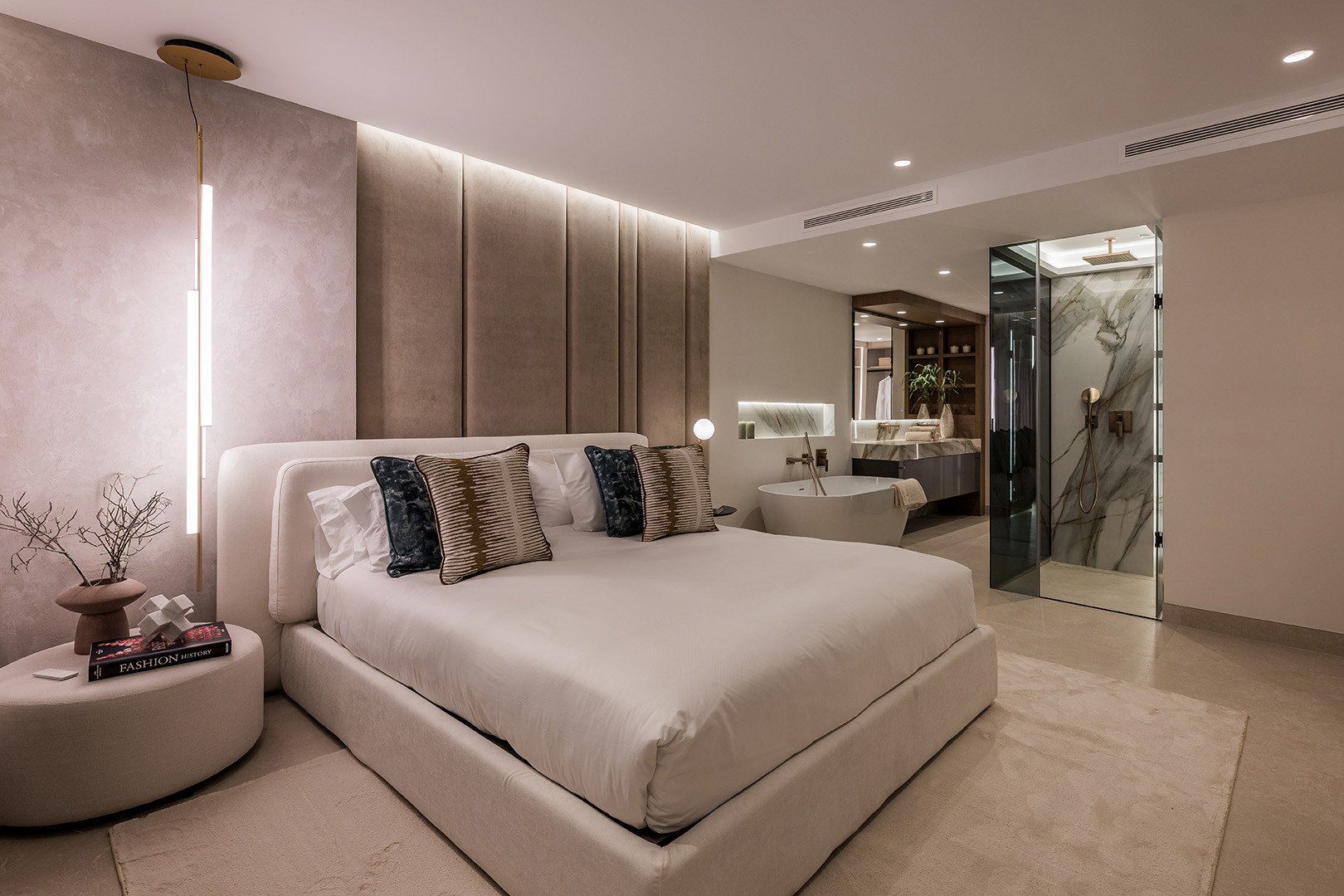 Luxury apartment with direct access to the sea.