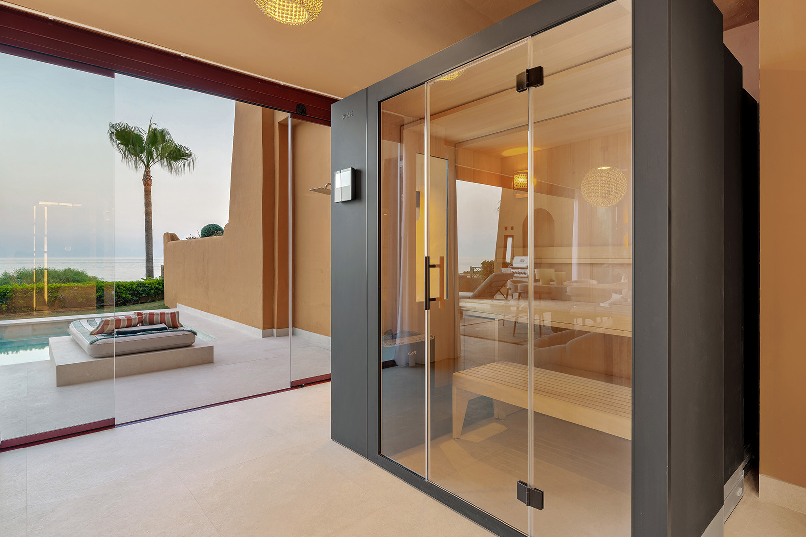 Luxury apartment with direct access to the sea.