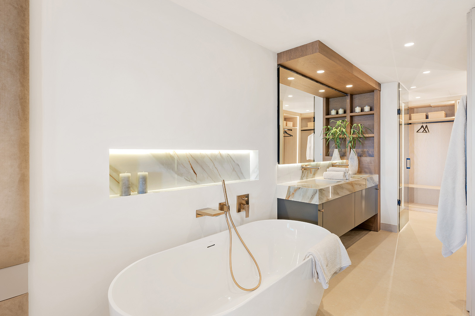 Luxury apartment with direct access to the sea.