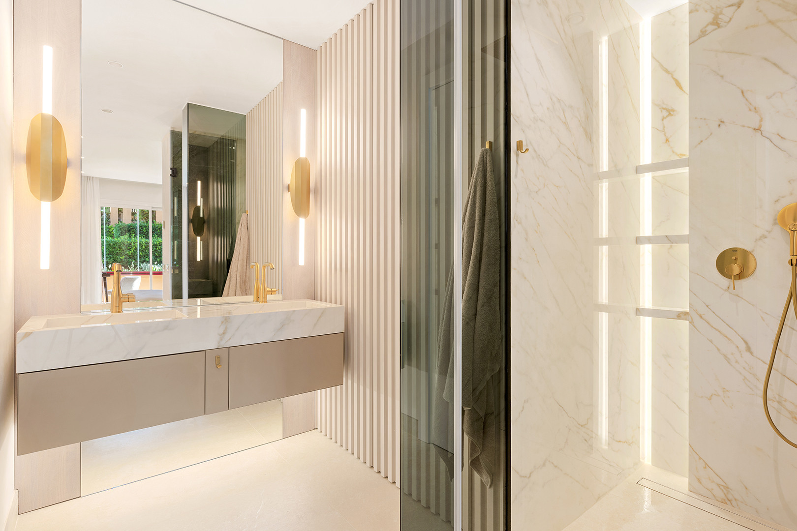 Luxury apartment with direct access to the sea.