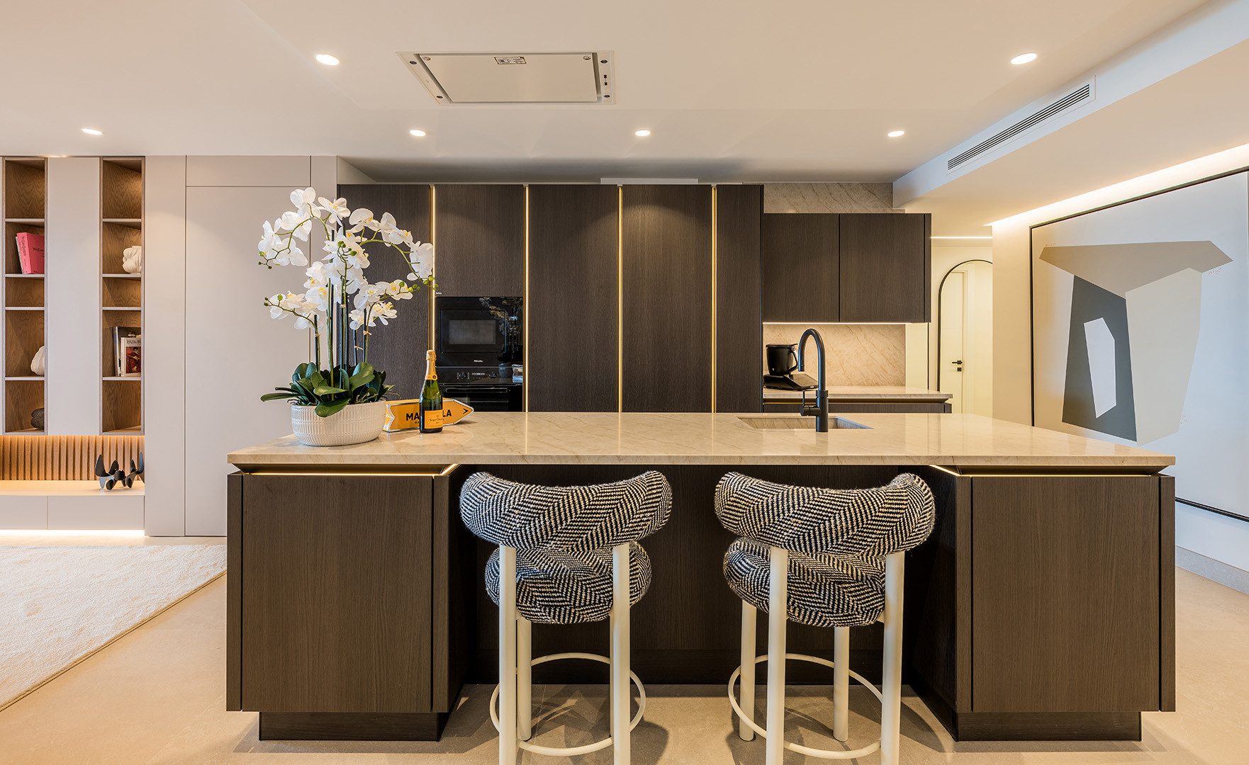 Luxury apartment with direct access to the sea.