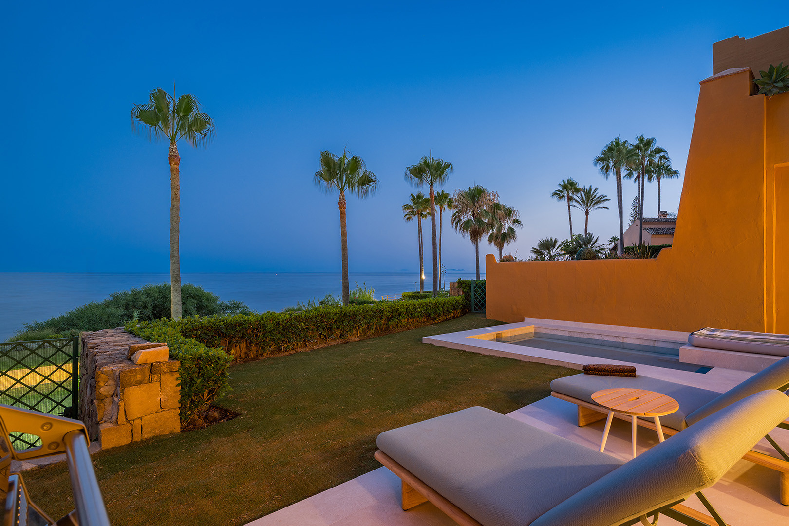 Luxury apartment with direct access to the sea.