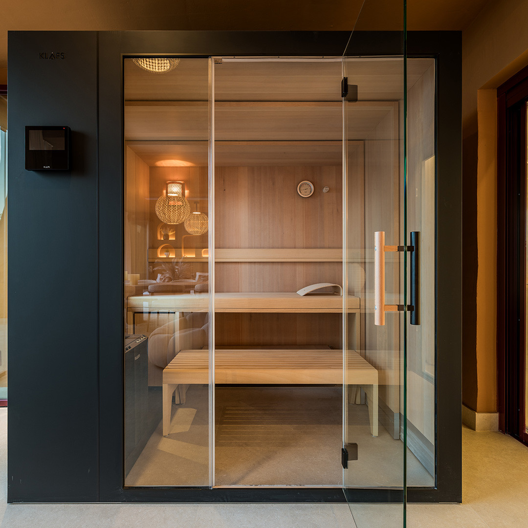 Luxury apartment with direct access to the sea.