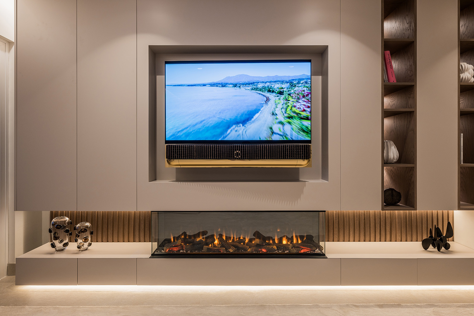 Luxury apartment with direct access to the sea.