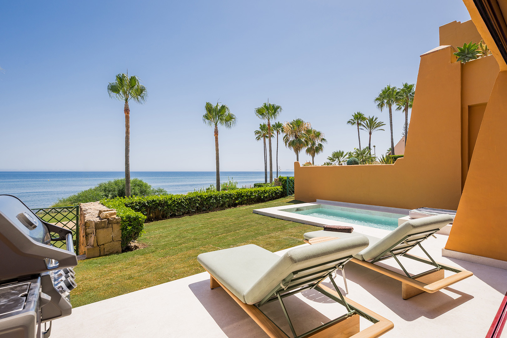 Luxury apartment with direct access to the sea.