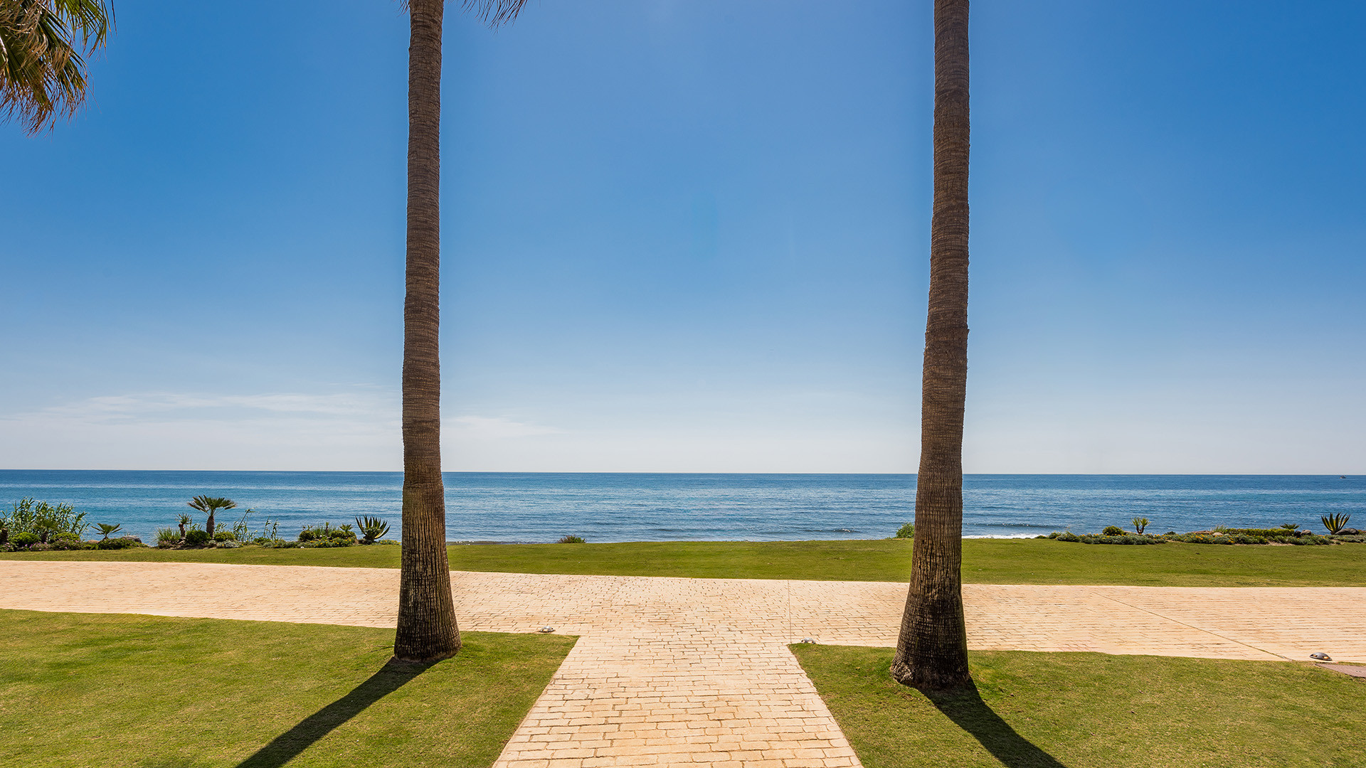 Luxury apartment with direct access to the sea.