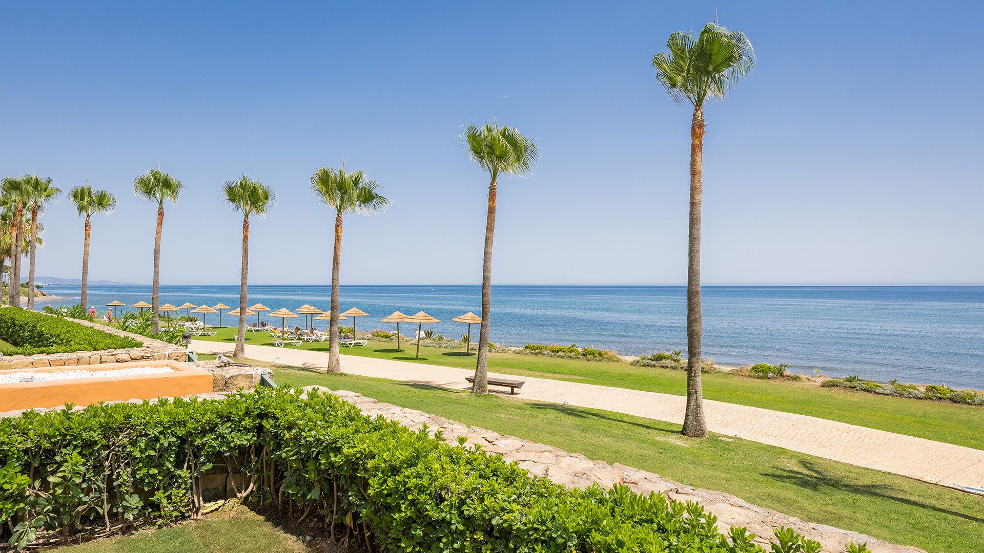 Luxury apartment with direct access to the sea.