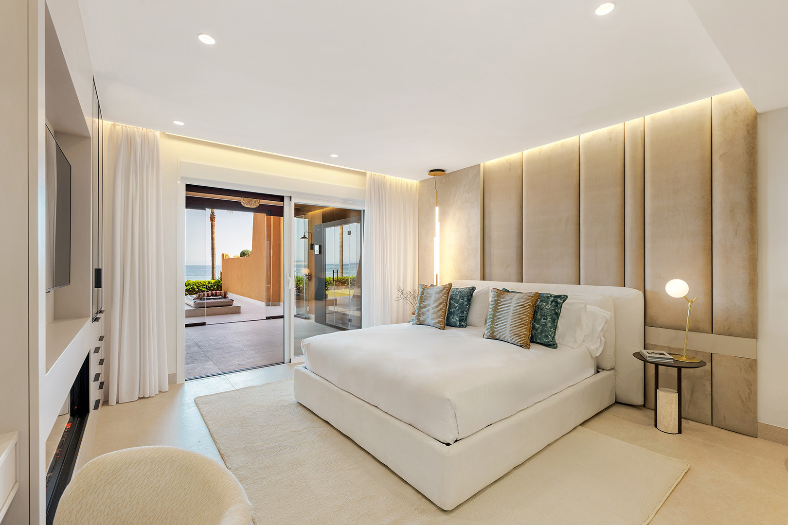 Luxury apartment with direct access to the sea.