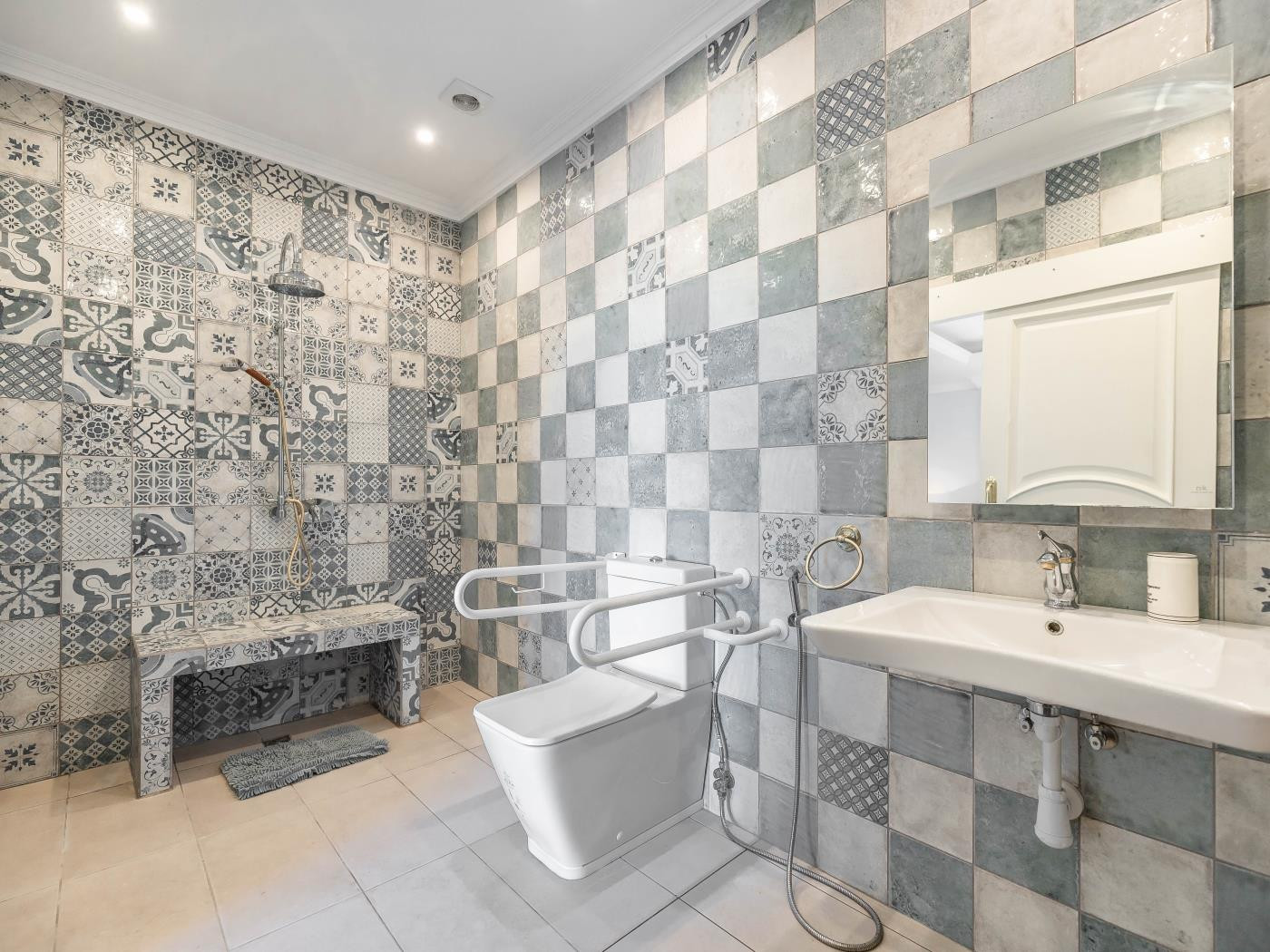 Exclusive villa for rent in Río Real, Marbella, with panoramic sea and valley views