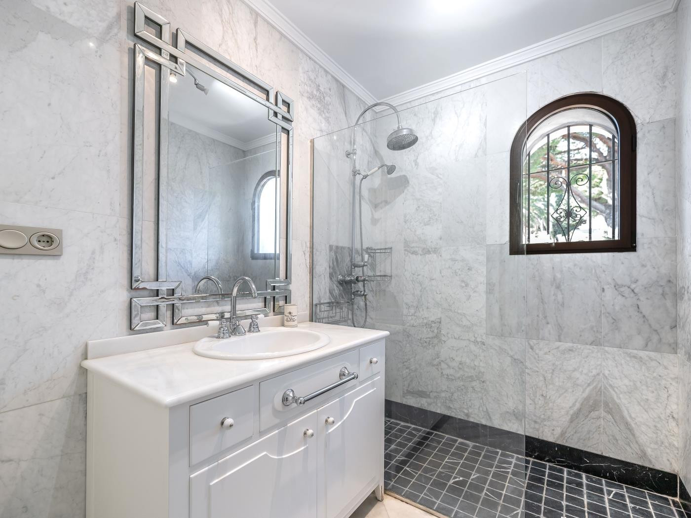 Exclusive villa for rent in Río Real, Marbella, with panoramic sea and valley views