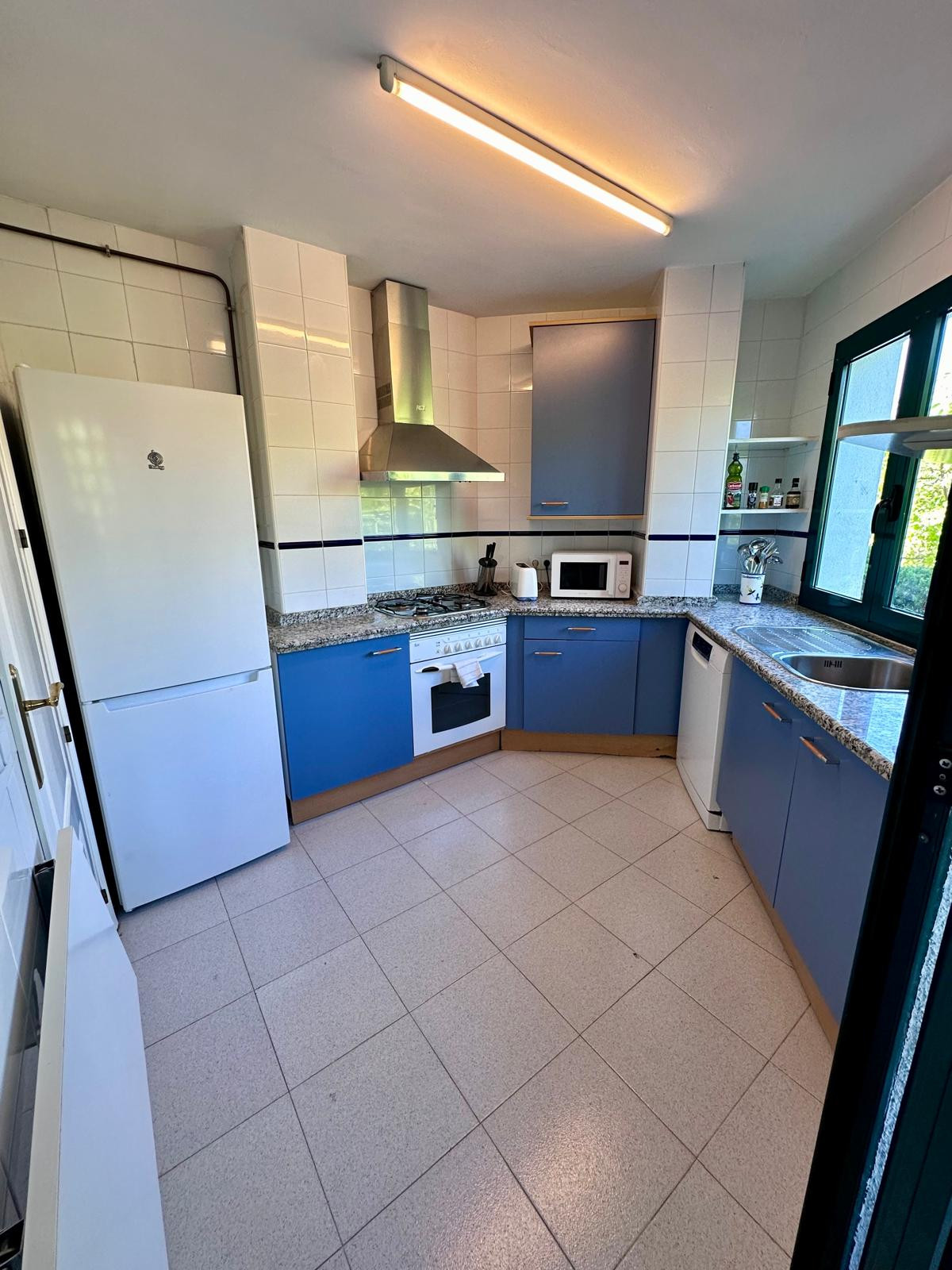 Magnificent apartment for sale in one of the best areas of San Pedro de Alcantara (Marbella). Nueva Alcantara, on the beachfront and of course with wonderful sea views and a pool.