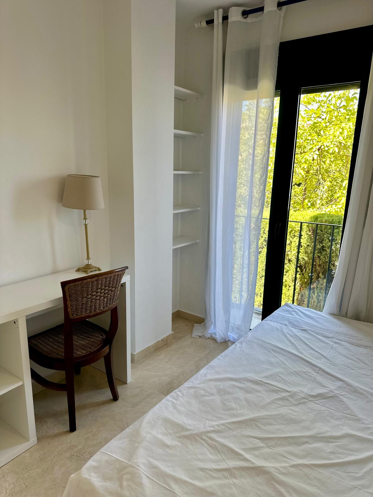 Magnificent apartment for sale in one of the best areas of San Pedro de Alcantara (Marbella). Nueva Alcantara, on the beachfront and of course with wonderful sea views and a pool.