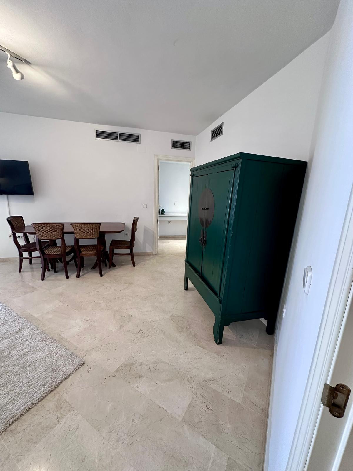 Magnificent apartment for sale in one of the best areas of San Pedro de Alcantara (Marbella). Nueva Alcantara, on the beachfront and of course with wonderful sea views and a pool.