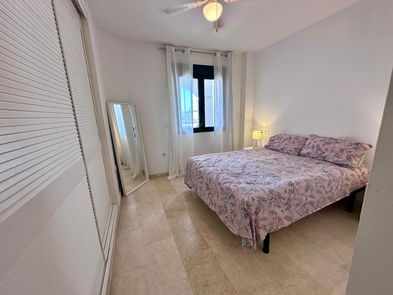 Magnificent apartment for sale in one of the best areas of San Pedro de Alcantara (Marbella). Nueva Alcantara, on the beachfront and of course with wonderful sea views and a pool.