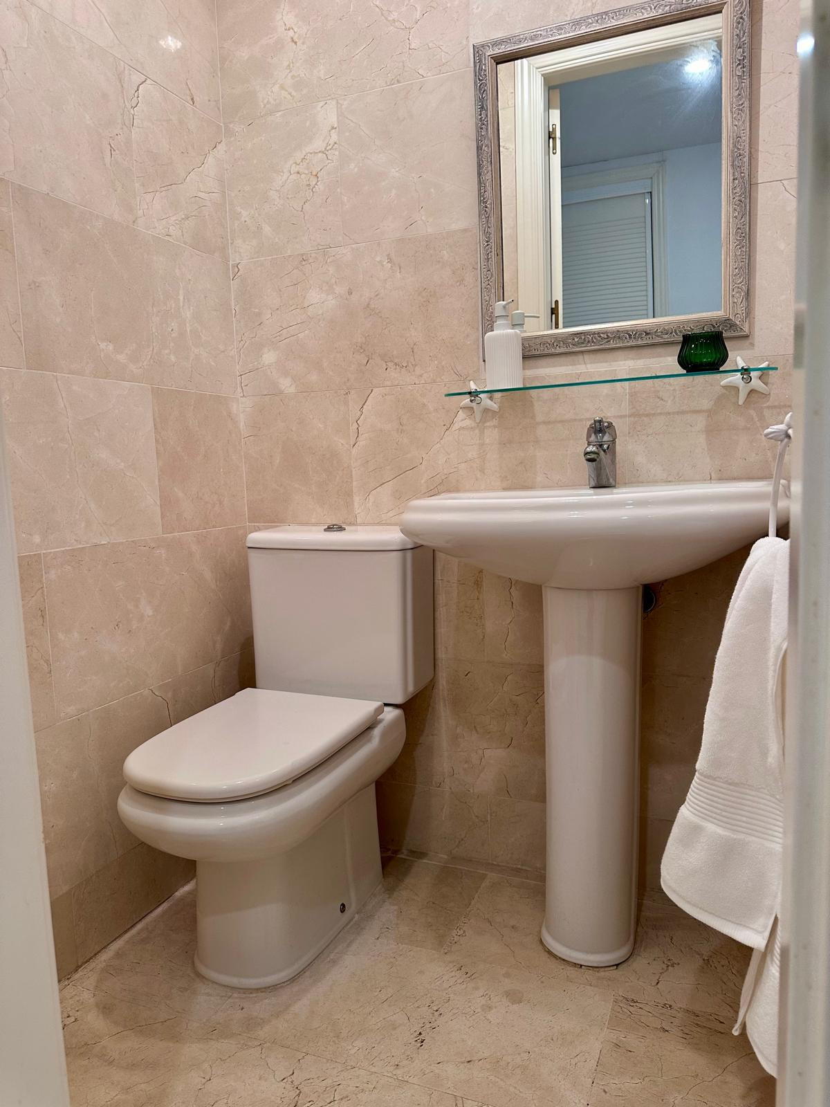 Magnificent apartment for sale in one of the best areas of San Pedro de Alcantara (Marbella). Nueva Alcantara, on the beachfront and of course with wonderful sea views and a pool.