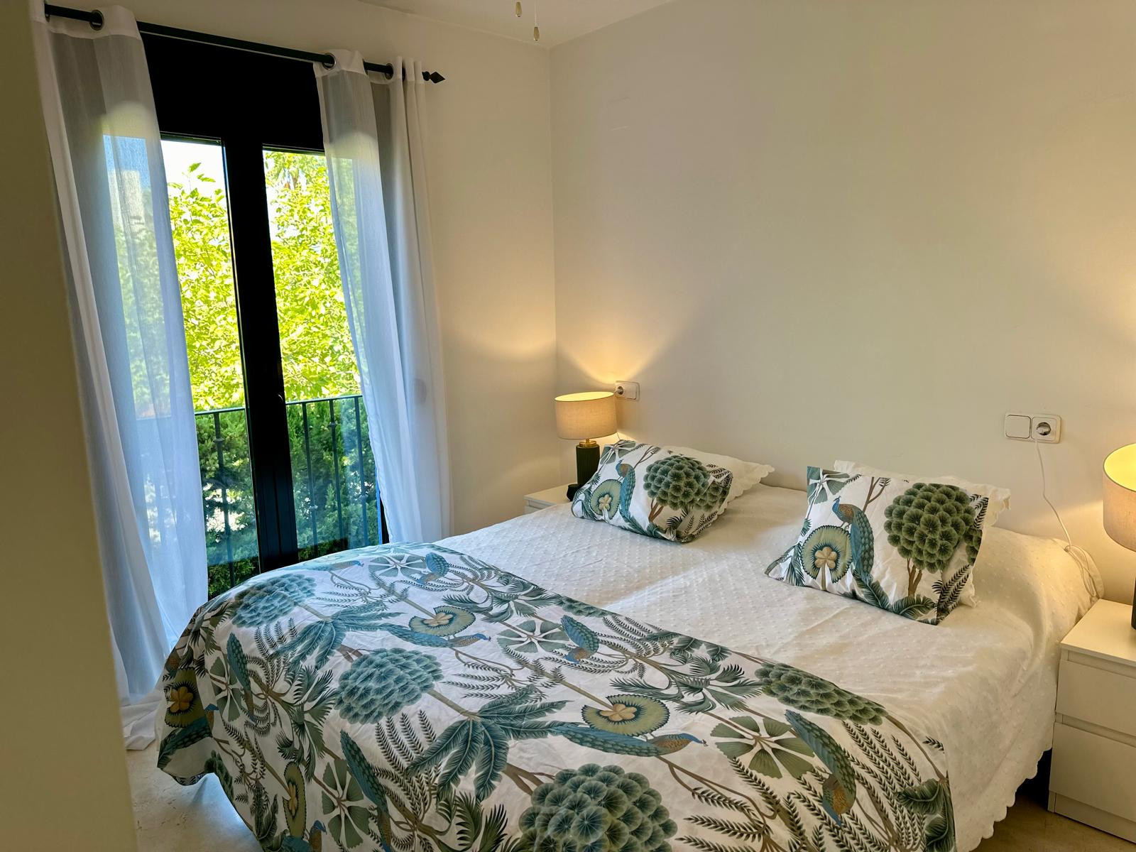 Magnificent apartment for sale in one of the best areas of San Pedro de Alcantara (Marbella). Nueva Alcantara, on the beachfront and of course with wonderful sea views and a pool.