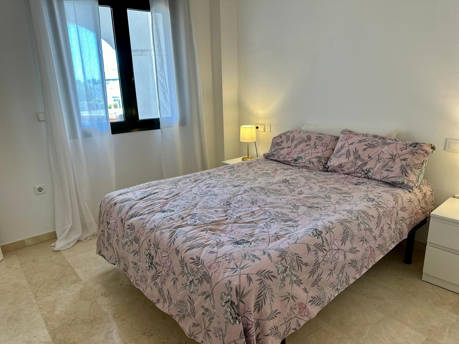 Magnificent apartment for sale in one of the best areas of San Pedro de Alcantara (Marbella). Nueva Alcantara, on the beachfront and of course with wonderful sea views and a pool.