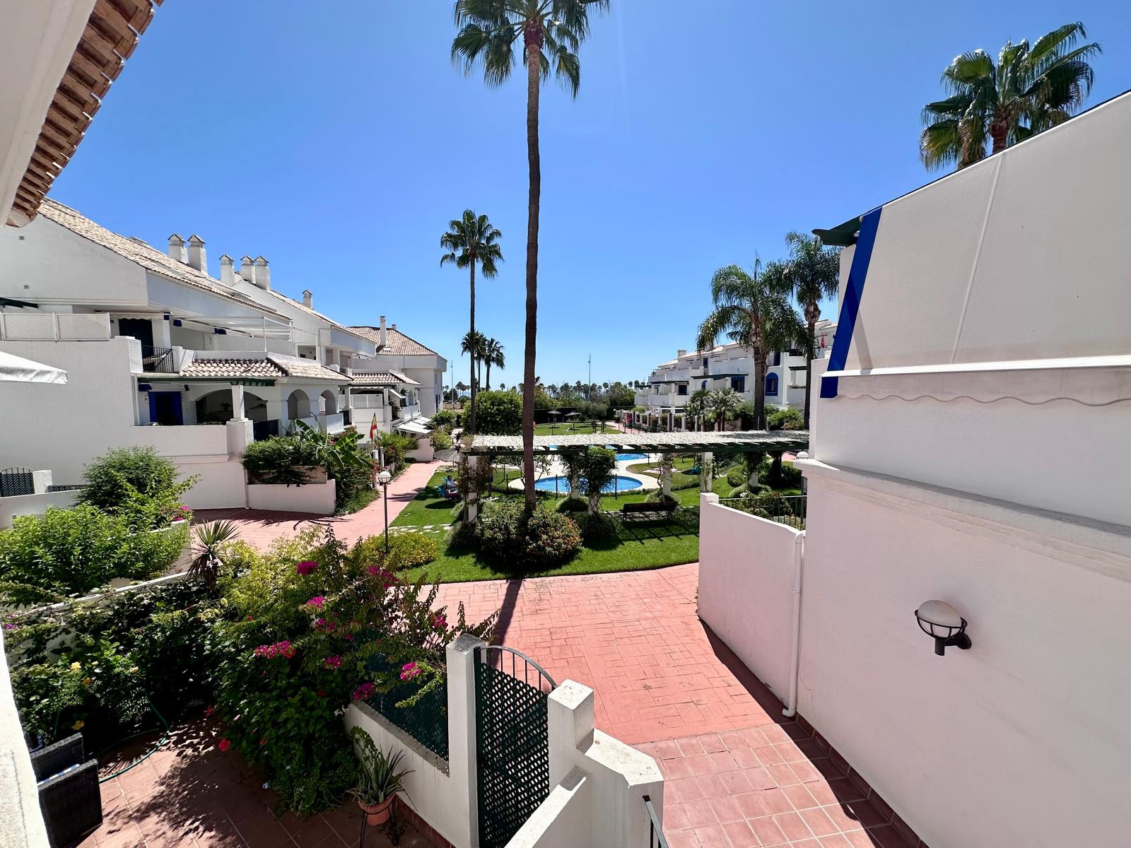 Magnificent apartment for sale in one of the best areas of San Pedro de Alcantara (Marbella). Nueva Alcantara, on the beachfront and of course with wonderful sea views and a pool.