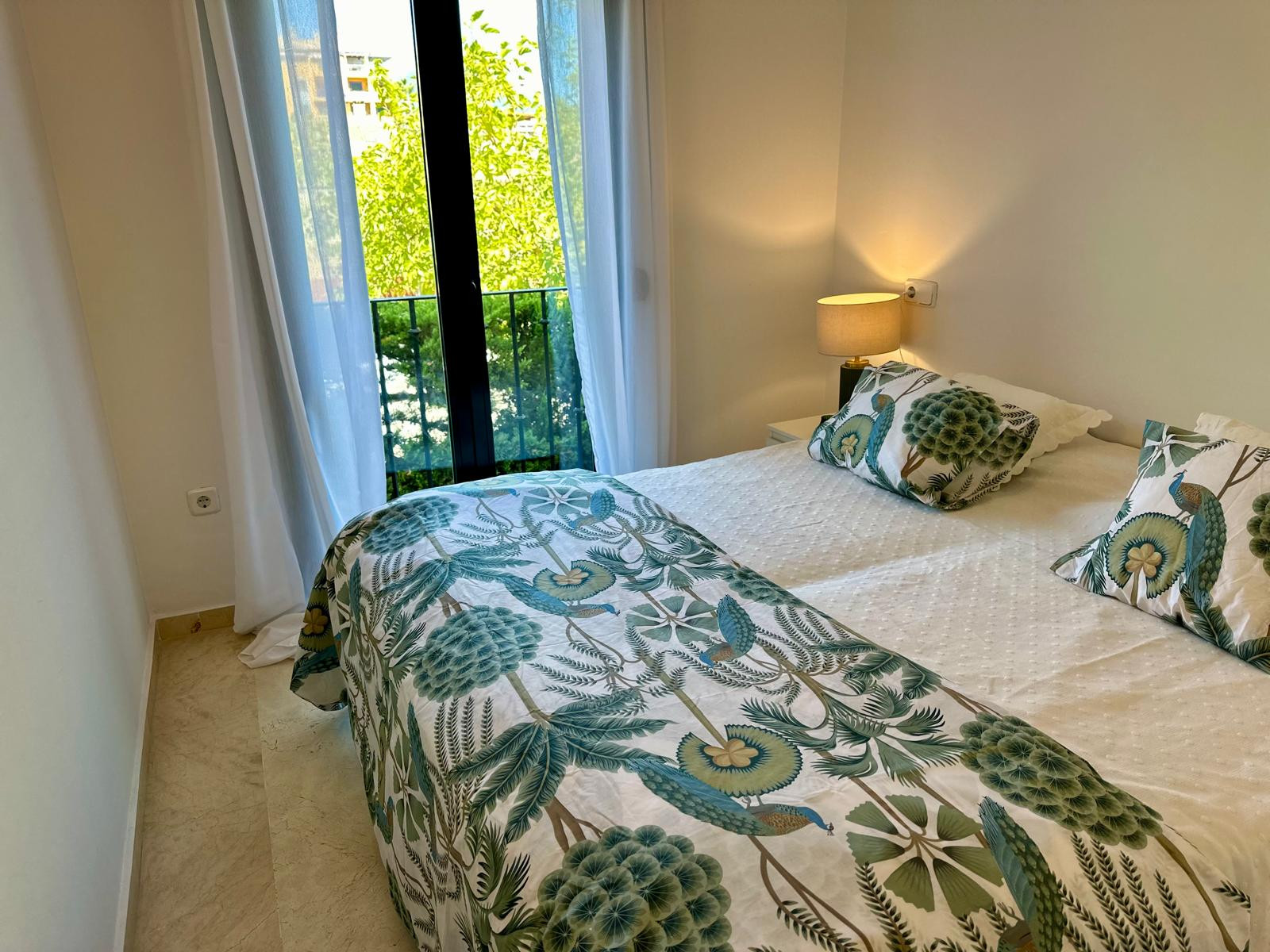 Magnificent apartment for sale in one of the best areas of San Pedro de Alcantara (Marbella). Nueva Alcantara, on the beachfront and of course with wonderful sea views and a pool.