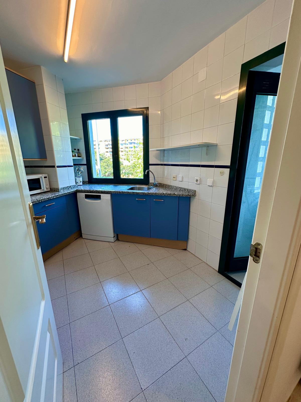 Magnificent apartment for sale in one of the best areas of San Pedro de Alcantara (Marbella). Nueva Alcantara, on the beachfront and of course with wonderful sea views and a pool.