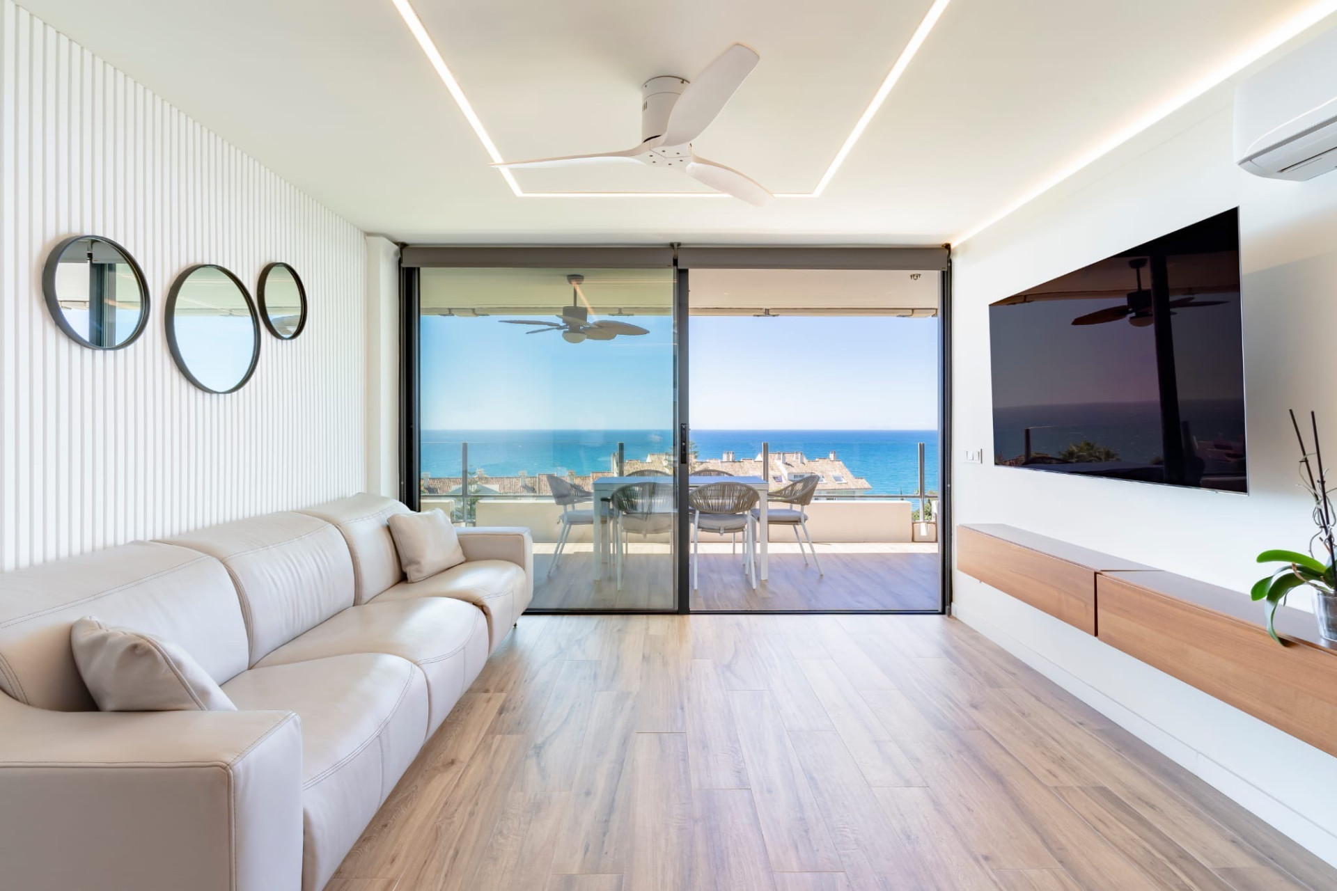 Exquisite Modern Apartment with Panoramic Views in Torre Real, Marbella — photo 7
