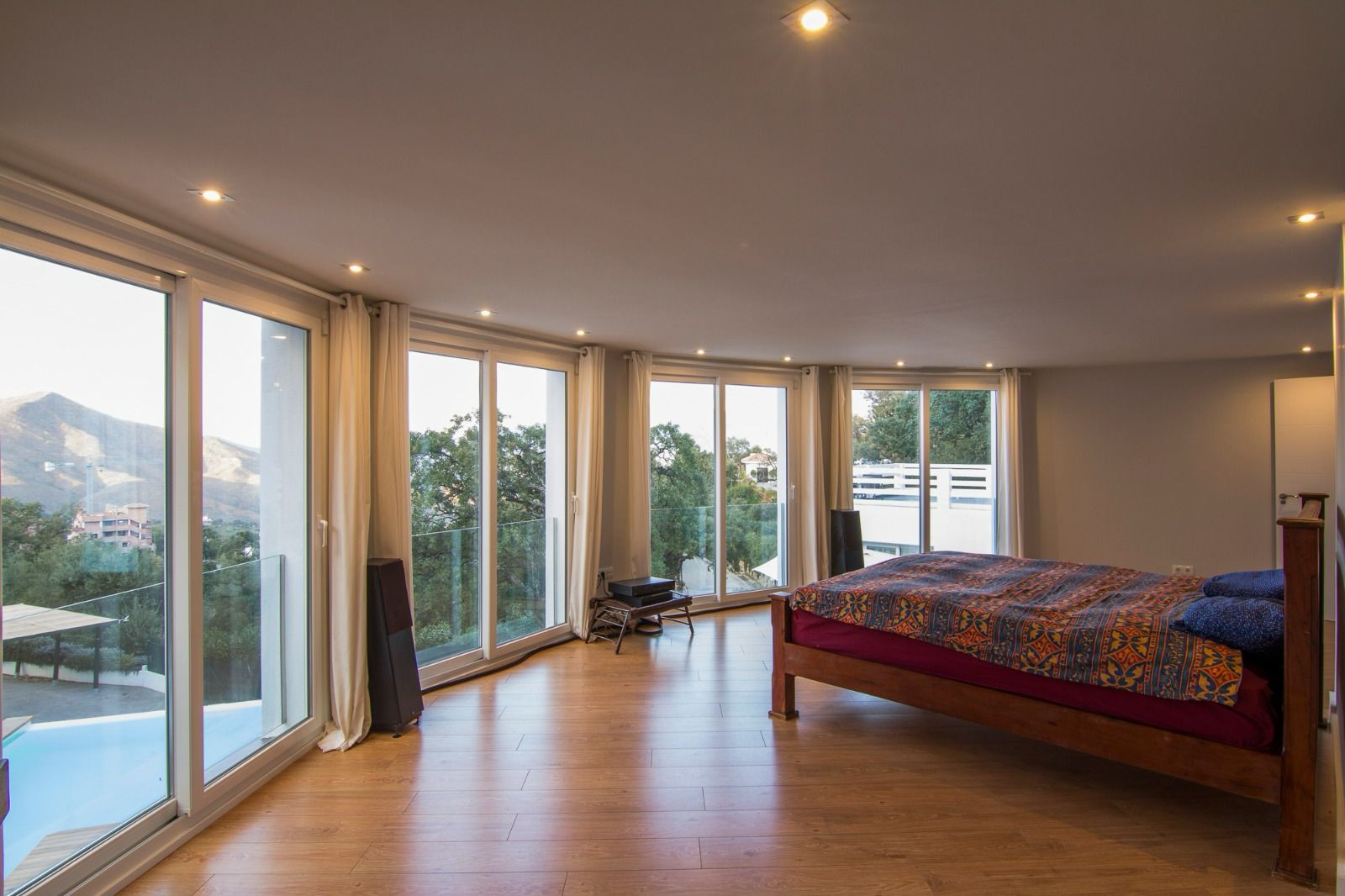 Independent villa in La Mairena with heated swimming pool, solar panels, private garden and excellent seasonal rental potential, set in a peaceful residential area close to Marbella and international schools. — photo 10