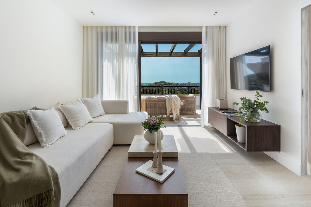 Beautifully renovated three-bedroom penthouse — photo 2