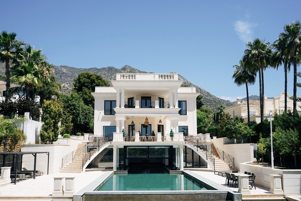 Villa Isolde, ubicada en la comunidad cerrada más prestigiosa de Marbella y diseñada por el reconocido arquitecto Ismael Mérida.