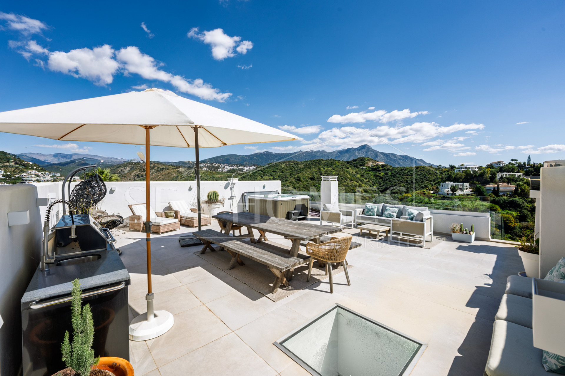 Penthouse in La Quinta with stunning views!