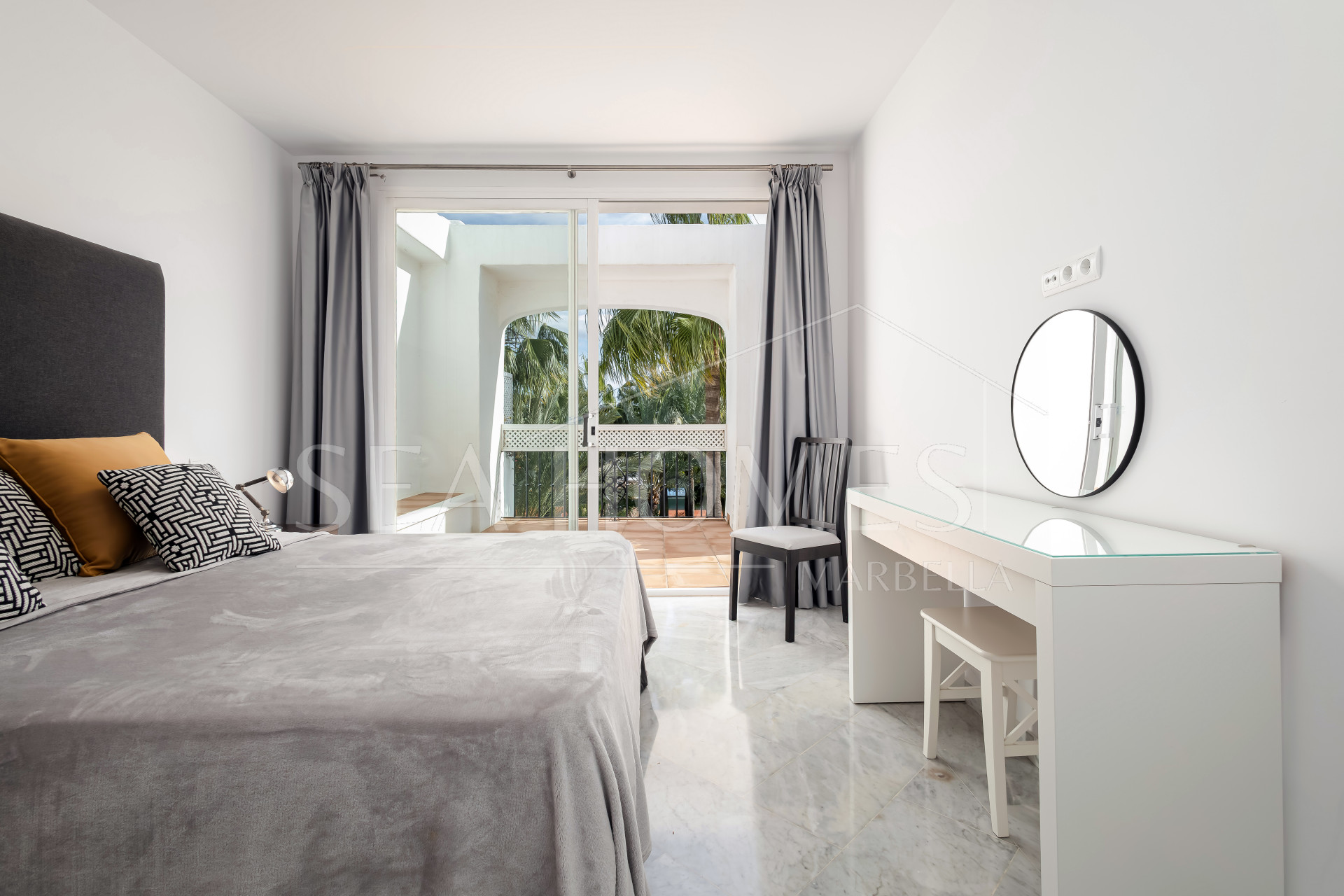 Penthouse Andaluz – A Rare Corner Duplex In Puente Romano