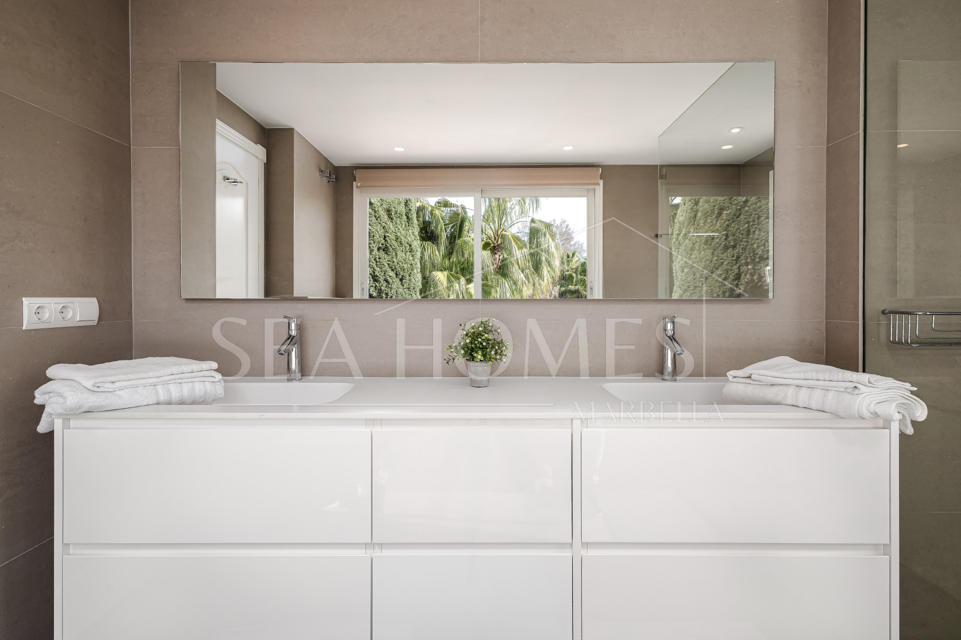 Penthouse Andaluz – A Rare Corner Duplex In Puente Romano