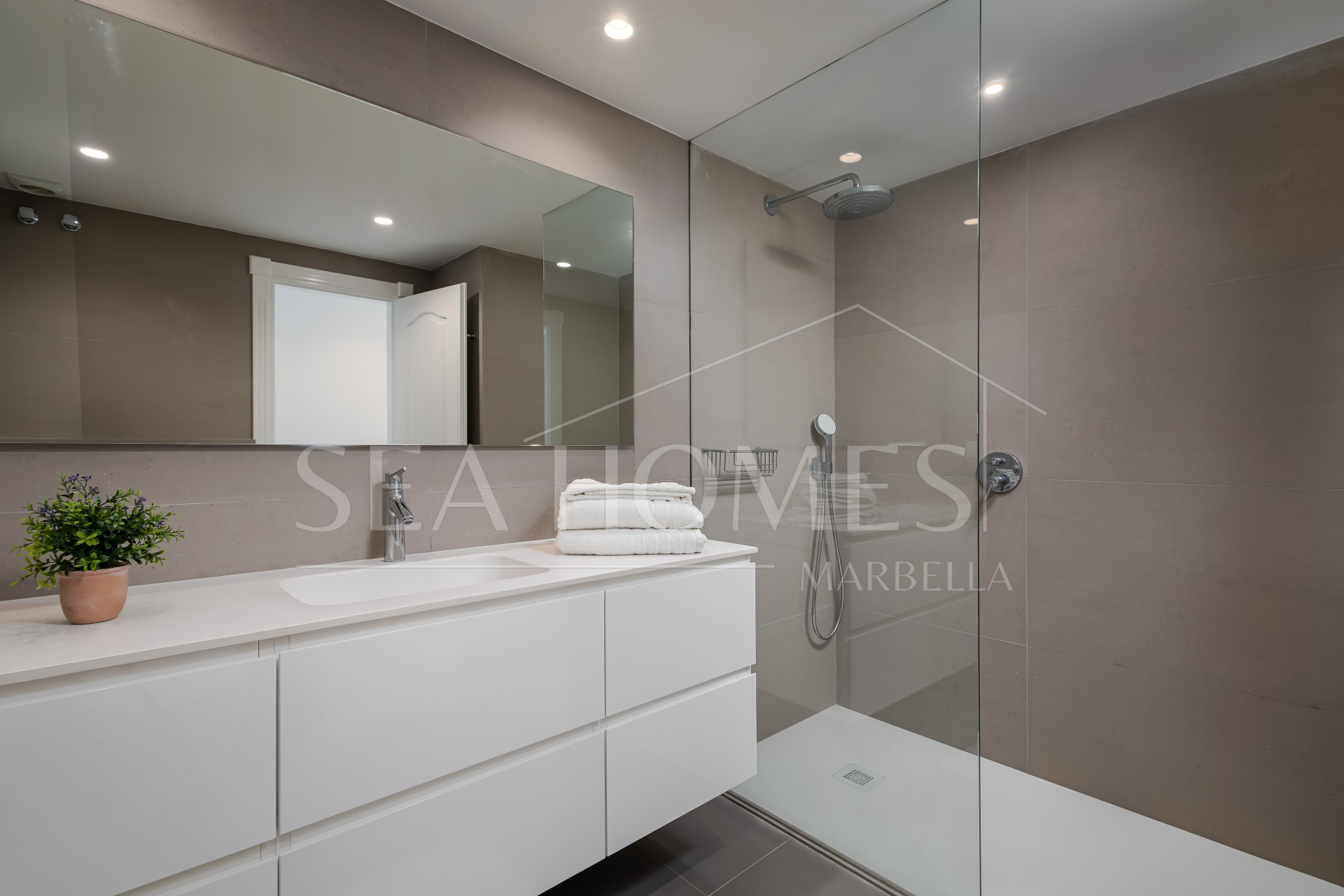 Penthouse Andaluz – A Rare Corner Duplex In Puente Romano