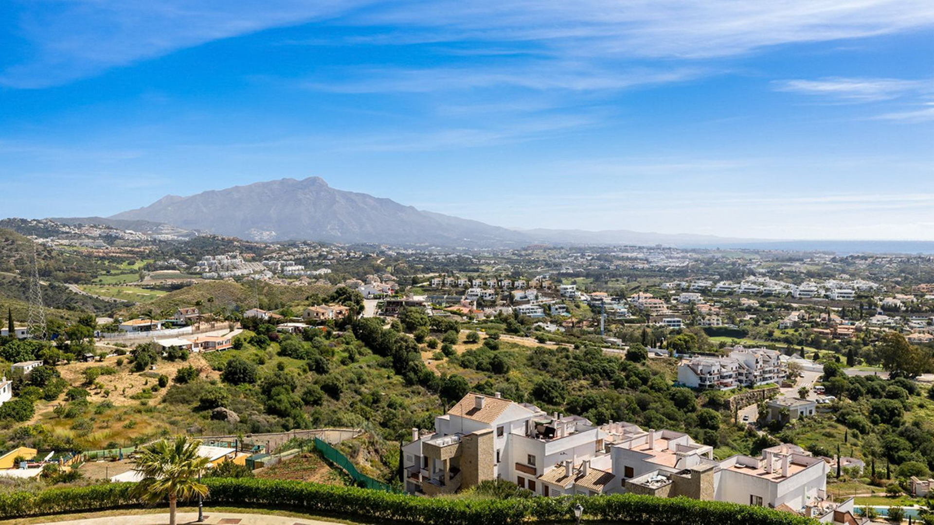 Contemporary villa with sea and mountain views in Benahavís