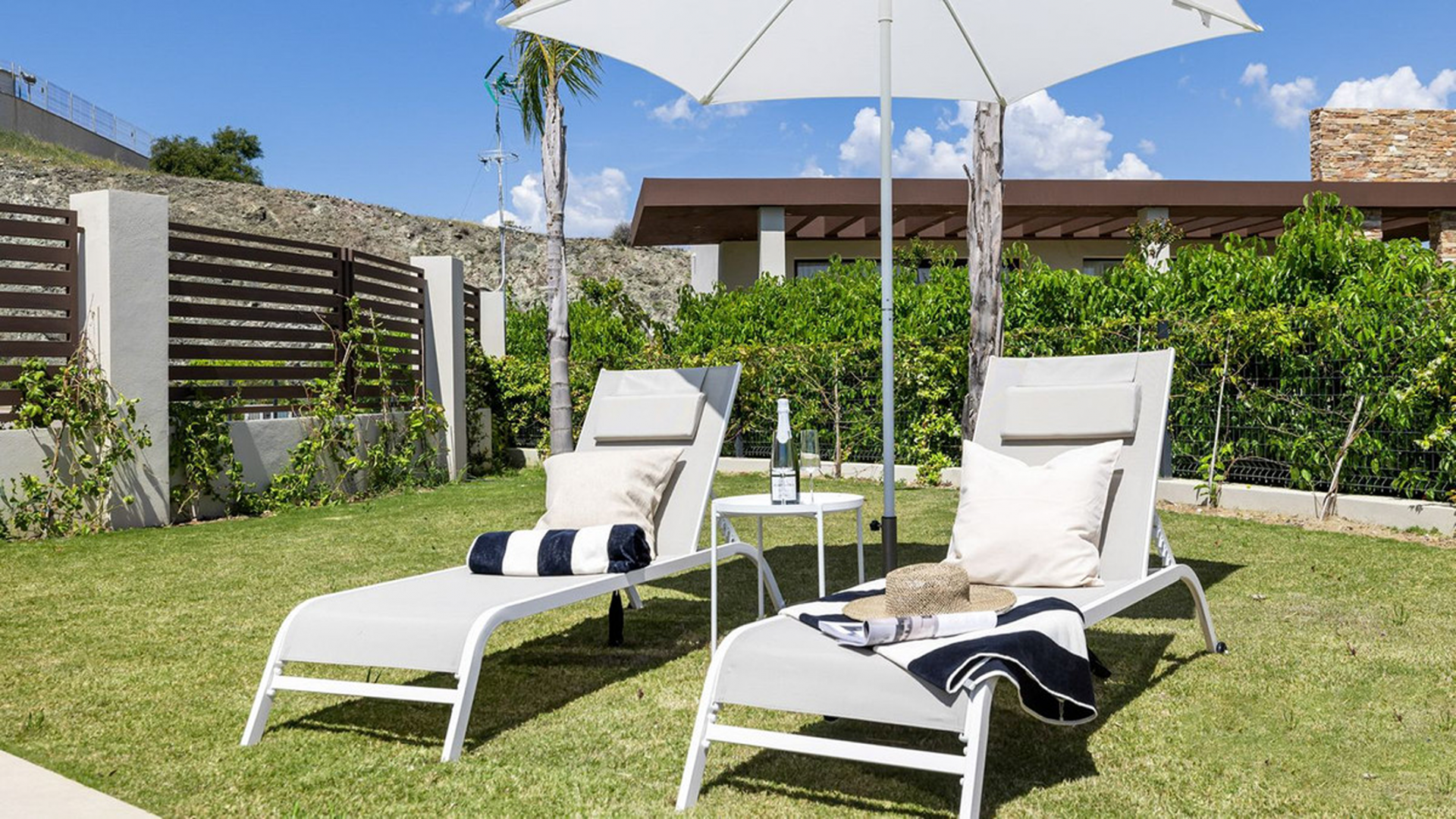 Contemporary villa with sea and mountain views in Benahavís