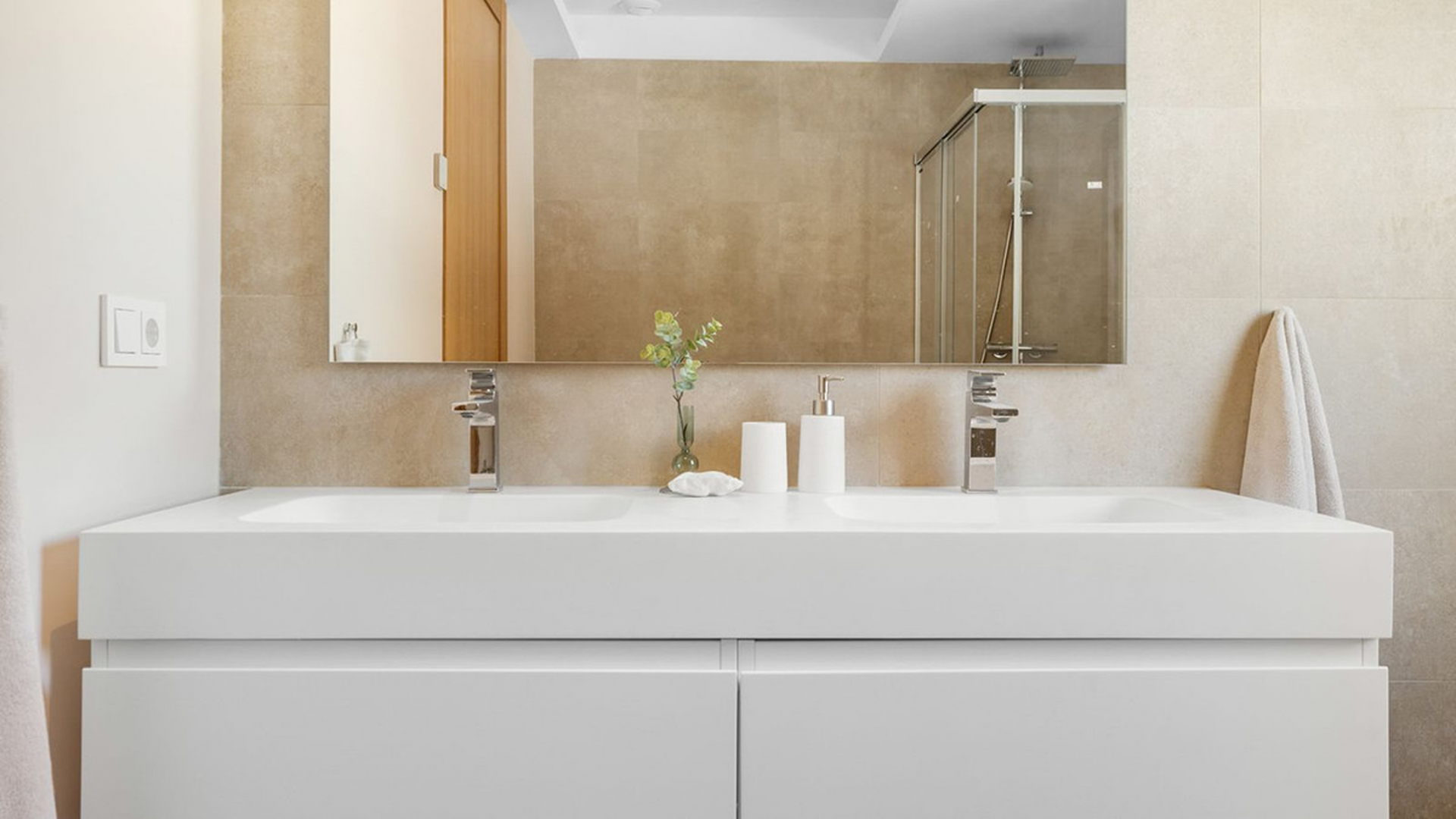 Contemporary villa with sea and mountain views in Benahavís