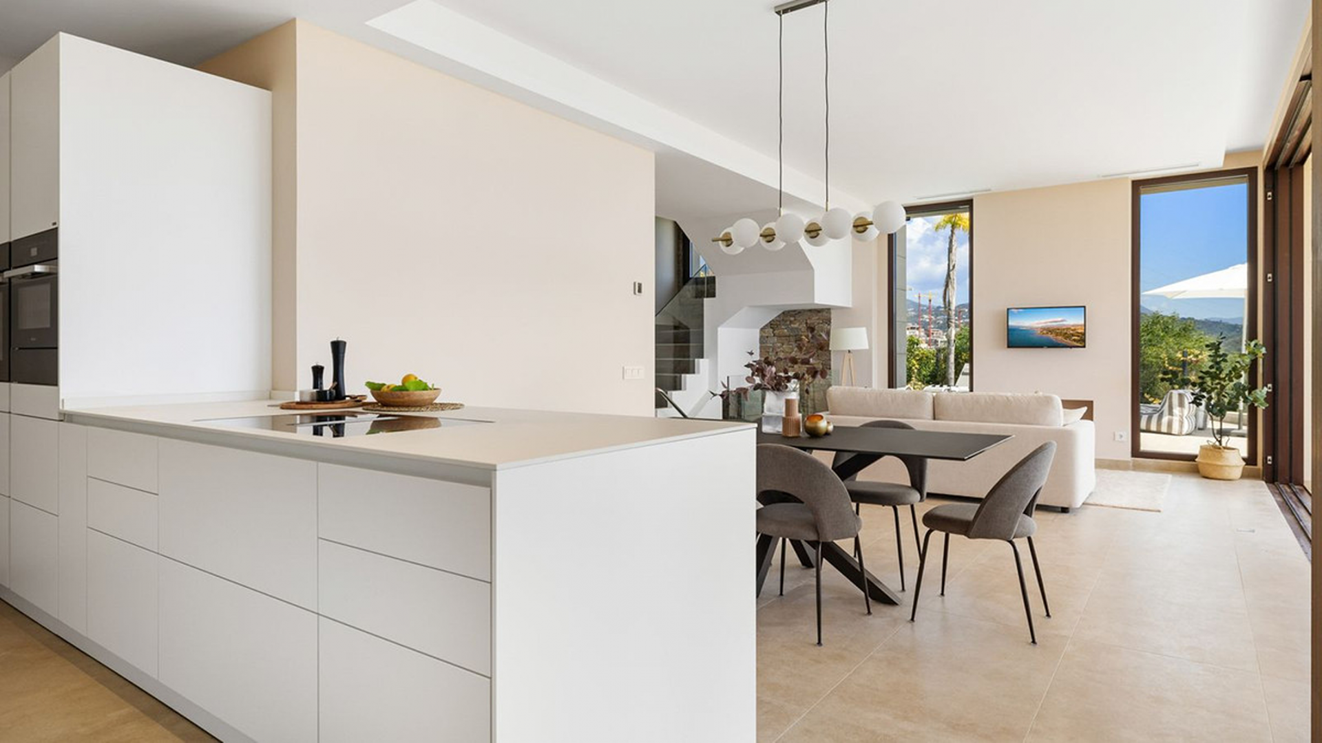 Contemporary villa with sea and mountain views in Benahavís