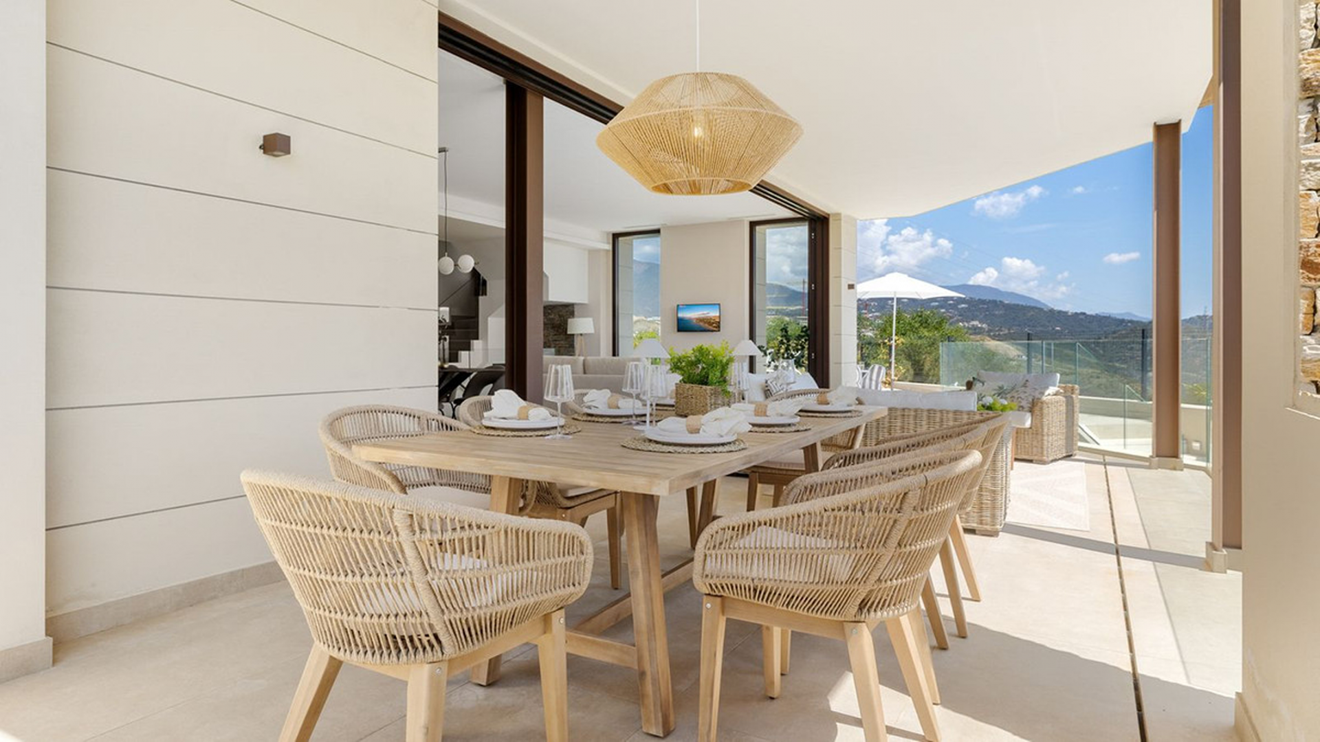 Contemporary villa with sea and mountain views in Benahavís