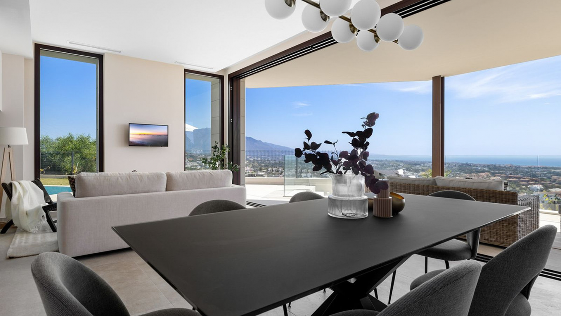 Contemporary villa with sea and mountain views in Benahavís