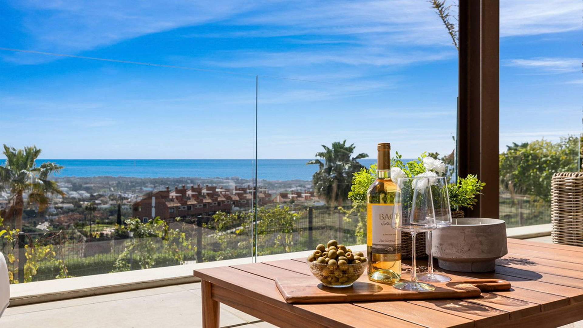 Contemporary villa with sea and mountain views in Benahavís