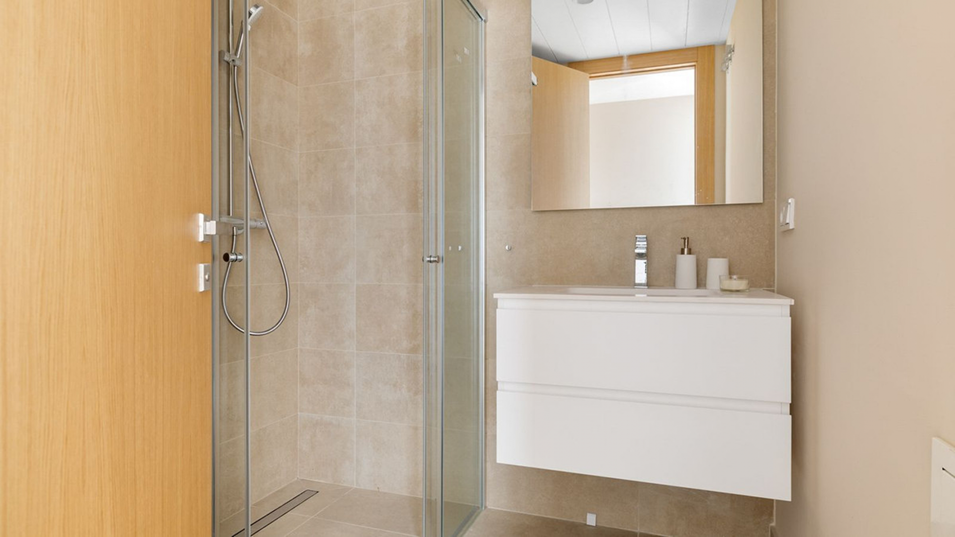 Contemporary villa with sea and mountain views in Benahavís