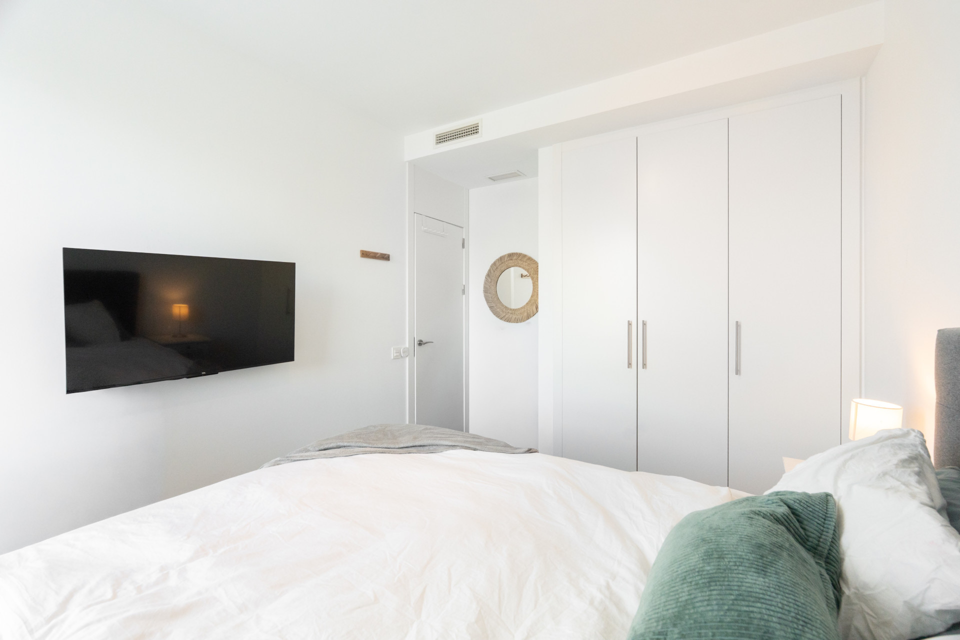 Modern 3-Bedroom Apartment in Oceana Views, Cancelada — photo 10