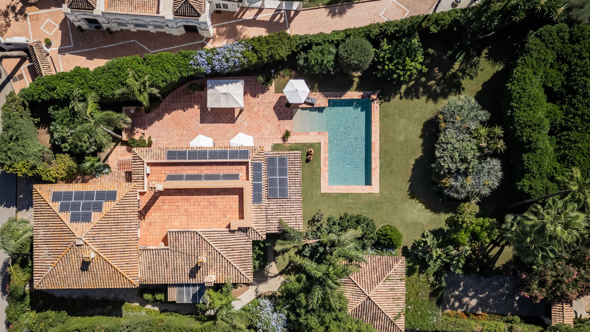 Prime Beachside Location in Los Monteros  - Timeless Andalusian Charm — photo 10
