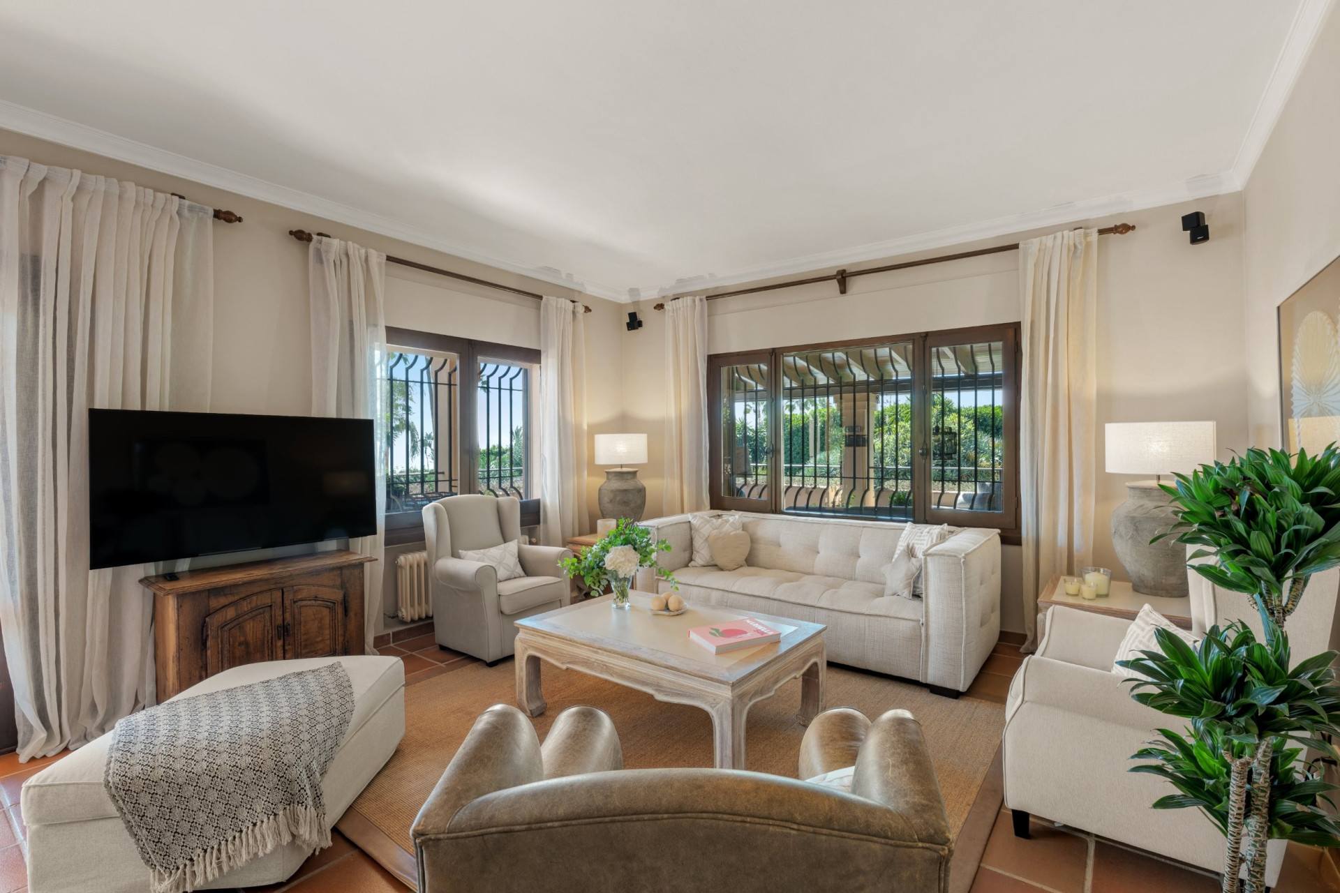 Prime Beachside Location in Los Monteros  - Timeless Andalusian Charm — photo 3