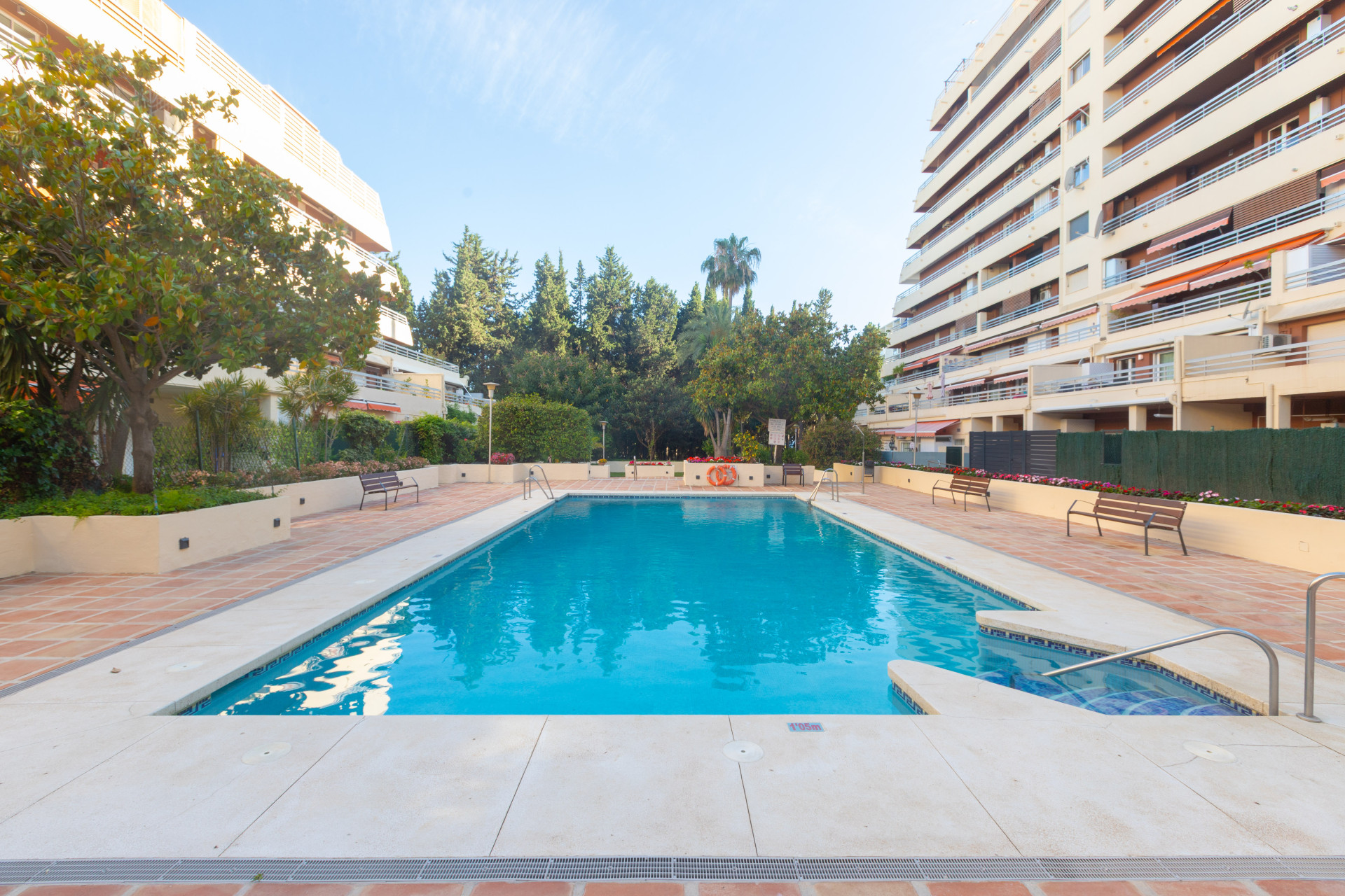 Recently renovated  3-bedroom apartment with sea views and big terrace ideally located in the heart of Marbella city centre — photo 4