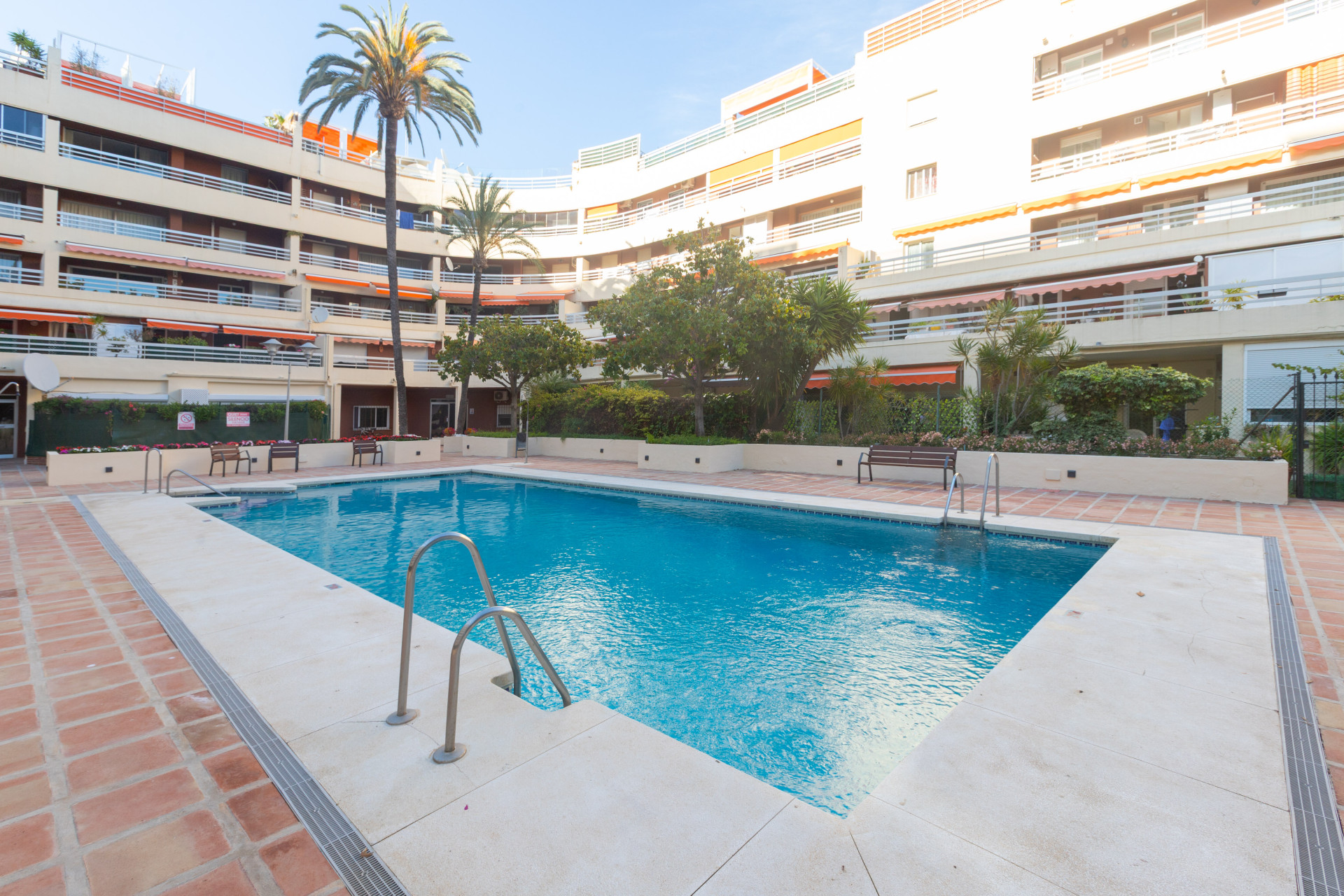 Recently renovated  3-bedroom apartment with sea views and big terrace ideally located in the heart of Marbella city centre — photo 3